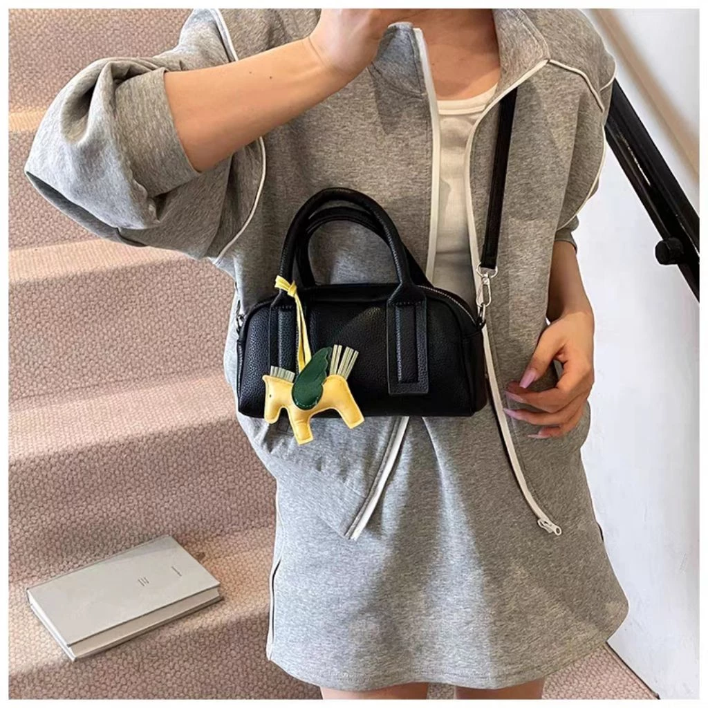 Tas Selempang Wanita Import Premium PU leather+ Gantungan Kuda Lucu – Tersedia Warna Biru, Kuning, Hitam, Pink - Gambar 3